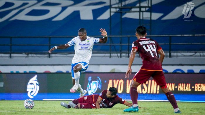 Robert Tak Membantah Transisi Permainan Persib Lambat